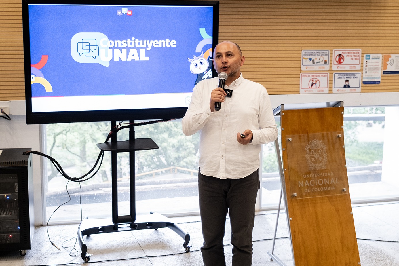 profesor mora Constituyente